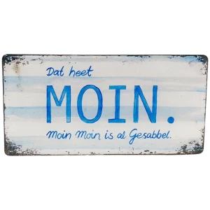 Ein Softmagnet-Moin mit einem abgenutzten, rustikalen Look. Der Text ist in Blau geschrieben und lautet: „Dat heet MOIN. Moin Moin is al Gesabbel.“ Der Hintergrund hat ein hellblau-weißes Streifenmuster und das Schild hat eine Softmagnet-Rückseite für die einfache Platzierung auf jeder Metalloberfläche.