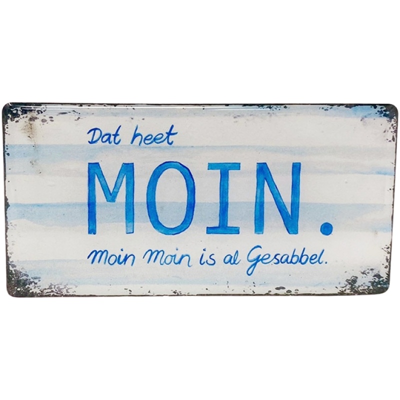 Ein Softmagnet-Moin mit einem abgenutzten, rustikalen Look. Der Text ist in Blau geschrieben und lautet: „Dat heet MOIN. Moin Moin is al Gesabbel.“ Der Hintergrund hat ein hellblau-weißes Streifenmuster und das Schild hat eine Softmagnet-Rückseite für die einfache Platzierung auf jeder Metalloberfläche.