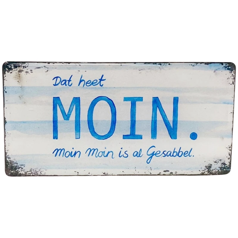 Ein Softmagnet-Moin mit einem abgenutzten, rustikalen Look. Der Text ist in Blau geschrieben und lautet: „Dat heet MOIN. Moin Moin is al Gesabbel.“ Der Hintergrund hat ein hellblau-weißes Streifenmuster und das Schild hat eine Softmagnet-Rückseite für die einfache Platzierung auf jeder Metalloberfläche.