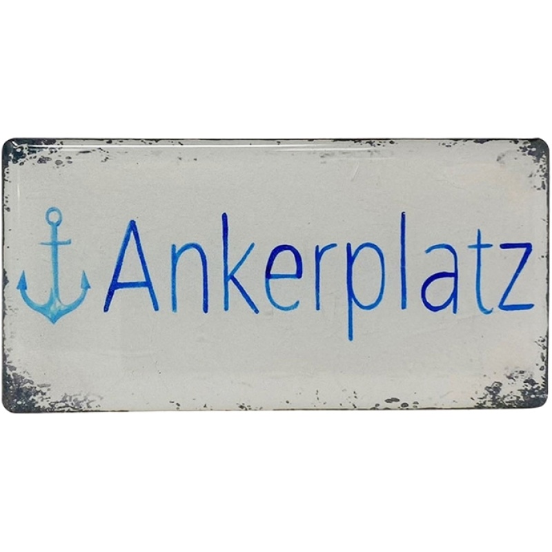 Ein rechteckiges Metallschild mit einem gealterten, verwitterten Aussehen. Das Wort „Ankerplatz“ ist in Blau geschrieben, mit einem Ankersymbol auf der linken Seite. Die Ränder des Schildes haben einen verwitterten Look, der an Vintage-Seedekor erinnert. Sein einzigartiger Charme macht es zu einem Softmagnet Moin für Liebhaber maritimer Themen.