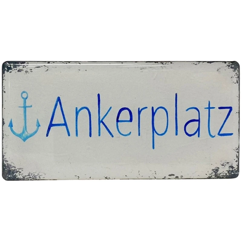 Ein rechteckiges Metallschild mit einem gealterten, verwitterten Aussehen. Das Wort „Ankerplatz“ ist in Blau geschrieben, mit einem Ankersymbol auf der linken Seite. Die Ränder des Schildes haben einen verwitterten Look, der an Vintage-Seedekor erinnert. Sein einzigartiger Charme macht es zu einem Softmagnet Moin für Liebhaber maritimer Themen.