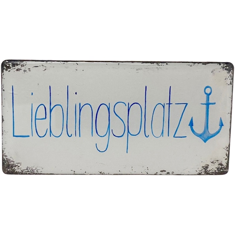 Auf einem rechteckigen Schild mit abgenutzten Kanten steht in handgeschriebenen blauen Buchstaben der Schriftzug „Lieblingsplatz“. Rechts neben dem Text befindet sich ein blaues Ankersymbol. Der leicht abgenutzt wirkende Hintergrund macht diesen Softmagnet Moin zu einer charmanten Ergänzung für jeden Raum.