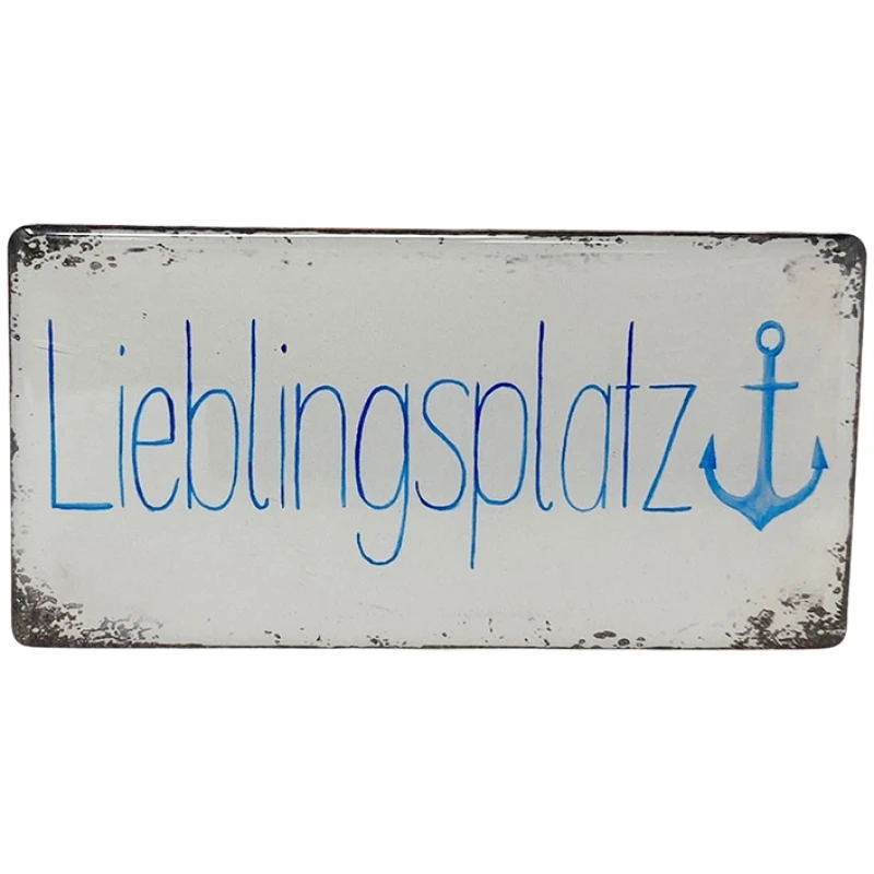 Auf einem rechteckigen Schild mit abgenutzten Kanten steht in handgeschriebenen blauen Buchstaben der Schriftzug „Lieblingsplatz“. Rechts neben dem Text befindet sich ein blaues Ankersymbol. Der leicht abgenutzt wirkende Hintergrund macht diesen Softmagnet Moin zu einer charmanten Ergänzung für jeden Raum.