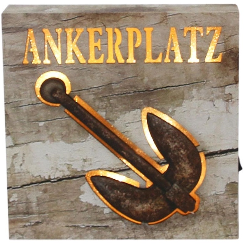 Eine rustikale, quadratische Plakette mit einer Holzstruktur im Used-Look, auf der oben das Wort „ANKERPLATZ“ in goldenen Buchstaben steht. Unter dem Text befindet sich ein Ankersymbol aus Metall, ebenfalls in Gold umrandet. Perfekt, um Ihrem Dekor „Platzdecke Strand Moin“ (44 x 30 cm) eine nautische Note zu verleihen.