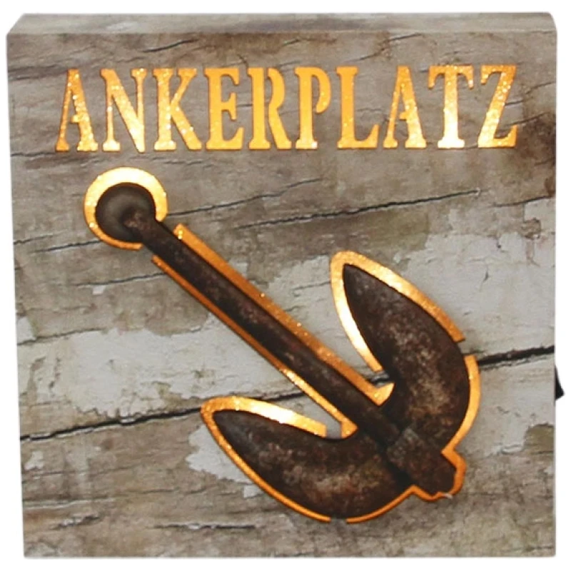 Eine rustikale, quadratische Plakette mit einer Holzstruktur im Used-Look, auf der oben das Wort „ANKERPLATZ“ in goldenen Buchstaben steht. Unter dem Text befindet sich ein Ankersymbol aus Metall, ebenfalls in Gold umrandet. Perfekt, um Ihrem Dekor „Platzdecke Strand Moin“ (44 x 30 cm) eine nautische Note zu verleihen.