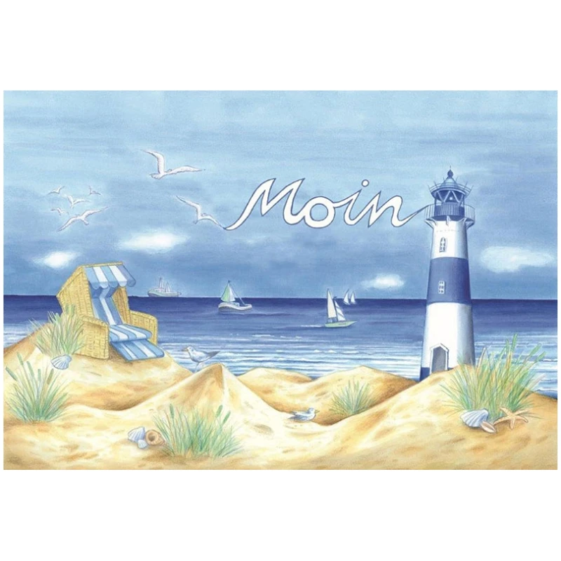 Illustration einer Küstenszene mit Leuchtturm, Segelbooten und Möwen unter bewölktem Himmel. Ein gestreifter Strandkorb und die Platzdecke Strand Moin 44 x 30 cm stehen auf Sanddünen mit Gras. Das Wort „Moin“ ist in fließender Schrift über den Himmel geschrieben.