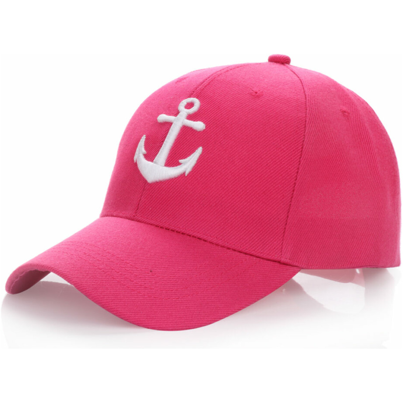 Eine leuchtend rosa Baseballkappe mit einem weißen gestickten Anker auf der Vorderseite. Die Kappe hat eine gebogene Krempe und ein insgesamt sportliches Design.