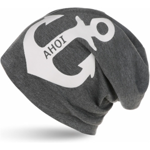 Eine graue Beanie mit einem großen weißen Anker und der Aufschrift „AHOI“. Die Beanie hat eine lockere Passform und ist aus weichem Stoff gefertigt.