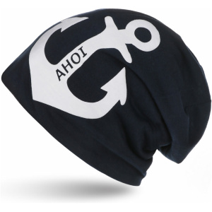 Eine dunkelblaue Beanie mit einer großen weißen Ankergrafik mit dem Wort „AHOI“ auf dem Anker. Die Mütze ist auf einem weißen Hintergrund abgebildet.