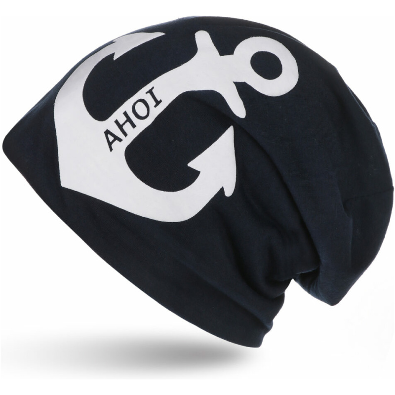 Eine dunkelblaue Beanie mit einer großen weißen Ankergrafik mit dem Wort „AHOI“ auf dem Anker. Die Mütze ist auf einem weißen Hintergrund abgebildet.