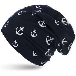 Eine marineblaue Beanie mit lockerer Passform, verziert mit einem Muster aus weißen Ankersymbolen. Die Beanie wirkt weich und gemütlich, mit einem lässigen maritimen Design. Sie ist vor einem schlichten weißen Hintergrund fotografiert.