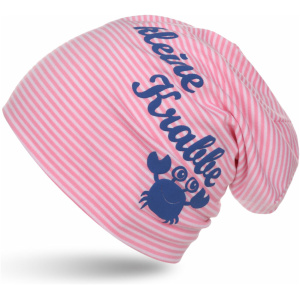 Eine rosa-weiß gestreifte Beanie-Mütze mit einer blauen Cartoon-Krabbe und dem deutschen Text „kleine Krabbe“. Der Text ist in einer verspielten Schriftart geschrieben.