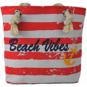 Eine rot-weiß gestreifte Strandtasche mit der schwarzen Aufschrift „Beach Vibes“ und einem gelben Ankermotiv. Die Tasche hat Seilgriffe mit Metallösen.