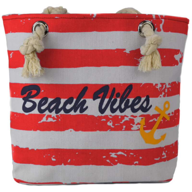 Eine rot-weiß gestreifte Strandtasche mit der schwarzen Aufschrift „Beach Vibes“ und einem gelben Ankermotiv. Die Tasche hat Seilgriffe mit Metallösen.