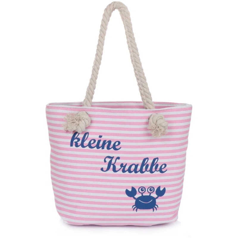 Eine rosa-weiß gestreifte Einkaufstasche mit dem Aufdruck „kleine Krabbe“ in blauer Schrift. Unter dem Text ist eine lächelnde blaue Krabbe abgebildet. Die Tasche hat beige Seilgriffe, die an den Befestigungspunkten verknotet sind.