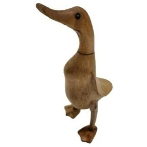 Eine kleine, aufrecht stehende Entenfigur aus Holz, bekannt als Ente mit Stiefeln 30 cm. Die Ente mit Stiefeln 30 cm hat eine glatte, polierte Oberfläche mit detaillierten Merkmalen, darunter ein langer Schnabel, ein aufrechter Hals und Schwimmhäute. Die Figur scheint handgefertigt zu sein, die natürliche Holzmaserung ist sichtbar.