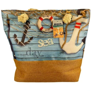 Eine Einkaufstasche mit maritimen Motiven, darunter ein Anker, ein Rettungsring und die Worte „Welcome Aboard“ und „Sea“. Die Tasche hat Seilgriffe und einen Boden aus Jute, ergänzt durch blaue Holzverkleidung und aufgedruckte Fischernetze auf dem oberen Teil. Auf einem Etikett steht „Beach Collection“.