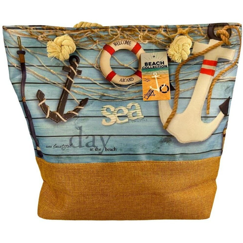 Eine Einkaufstasche mit maritimen Motiven, darunter ein Anker, ein Rettungsring und die Worte „Welcome Aboard“ und „Sea“. Die Tasche hat Seilgriffe und einen Boden aus Jute, ergänzt durch blaue Holzverkleidung und aufgedruckte Fischernetze auf dem oberen Teil. Auf einem Etikett steht „Beach Collection“.