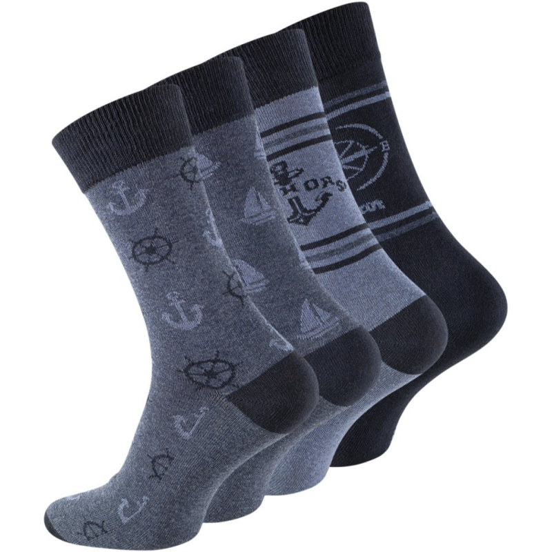 Vier Paar Herren Baumwollsocken Maritim-Design im 4er-Pack in Blau- und Grautönen, jeweils mit nautisch inspirierten Motiven wie Ankern, Steuerrädern und Segelbooten. Die Muster variieren von dezenten Streumotiven bis hin zu kräftigen Streifenmustern an Bündchen und Rumpf der Socken.