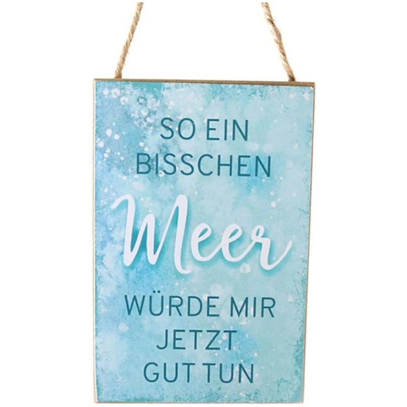 Ein rechteckiges Wandbehang mit hellblauem Aquarellhintergrund und weißen Texturen. Es enthält den deutschen Text in Blau und Weiß, der lautet: „So ein bisschen Meer würde mir jetzt gut tun“, was übersetzt bedeutet: „Ein bisschen Meer würde mir jetzt gut tun.“ Perfekt für eine Strandhaus Holz 30x5x18,5cm stehende Atmosphäre.