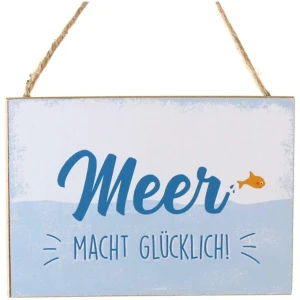 Auf einem Schild, das an einem Seil mit hellblauem Hintergrund hängt, steht auf Deutsch „Meer Macht Glücklich!“, was auf Englisch „Das Meer macht glücklich!“ bedeutet. Das Wort „Meer“ ist dunkelblau und daneben schwimmt ein kleiner orangefarbener Fisch. Es ist die perfekte Dekoration für jedes Strandhaus Holz 30x5x18,5cm stehend.