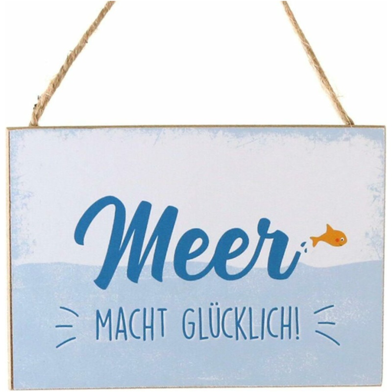 Auf einem Schild, das an einem Seil mit hellblauem Hintergrund hängt, steht auf Deutsch „Meer Macht Glücklich!“, was auf Englisch „Das Meer macht glücklich!“ bedeutet. Das Wort „Meer“ ist dunkelblau und daneben schwimmt ein kleiner orangefarbener Fisch. Es ist die perfekte Dekoration für jedes Strandhaus Holz 30x5x18,5cm stehend.