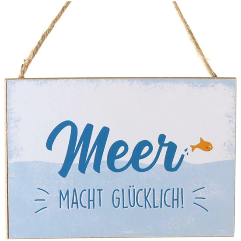 Auf einem Schild, das an einem Seil mit hellblauem Hintergrund hängt, steht auf Deutsch „Meer Macht Glücklich!“, was auf Englisch „Das Meer macht glücklich!“ bedeutet. Das Wort „Meer“ ist dunkelblau und daneben schwimmt ein kleiner orangefarbener Fisch. Es ist die perfekte Dekoration für jedes Strandhaus Holz 30x5x18,5cm stehend.