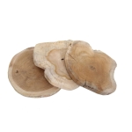 Premium Teak Bastel- und Schneidebrett natur, sägerauh, 30-35 cm, 1,8-2,5 cm Drei übereinanderliegende, unregelmäßig geformte, hellbraune „Teak Bastel- und Schneidebretter natur und sägerauh ca. 30-35 cm Höhe 1,8 - 2,5 cm“ mit sichtbarer Maserung auf weißem Untergrund.