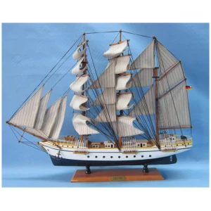 Ein detailliertes Modell eines 50 cm großen Holzsegelschiffs Gorch Fock mit mehreren ausgerollten Segeln. Das Schiff hat einen weiß-blauen Rumpf, eine aufwendige Takelage und zahlreiche Masten. Es steht auf einem hölzernen Ausstellungsständer vor einem hellblauen Hintergrund. Am Heck befindet sich eine kleine deutsche Flagge.