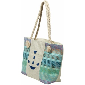 Eine Strandtasche mit dicken Seilgriffen und gewebtem Design. Diese stilvolle Strandtasche aus Bastfaser, maritim hat in der Mitte ein blaues Ankersymbol und ist mit bunten Streifen in Blau-, Grün-, Lila- und Beigetönen verziert. Zwei Quasten betonen die Verbindung der Griffe.