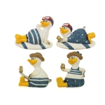 4 Premium Magnete Comic Seemöwe mit Hut / Taucherbrille, 5,5*6cm Vier Poly Comic Möwe mit Hut / Taucherbrille 9*4,5*6,5cm, jeweils in blau-weiß gestreiften Badeanzügen, posiert in unterschiedlichen entspannten Positionen. Zwei Enten tragen rote Taucherbrillen und zwei braune Brillen und halten Smartphones. Jede Figur hat einen einzigartigen Badeanzugstil und eine einzigartige Haltung, die an eine verspielte Möwe am Meer erinnert.