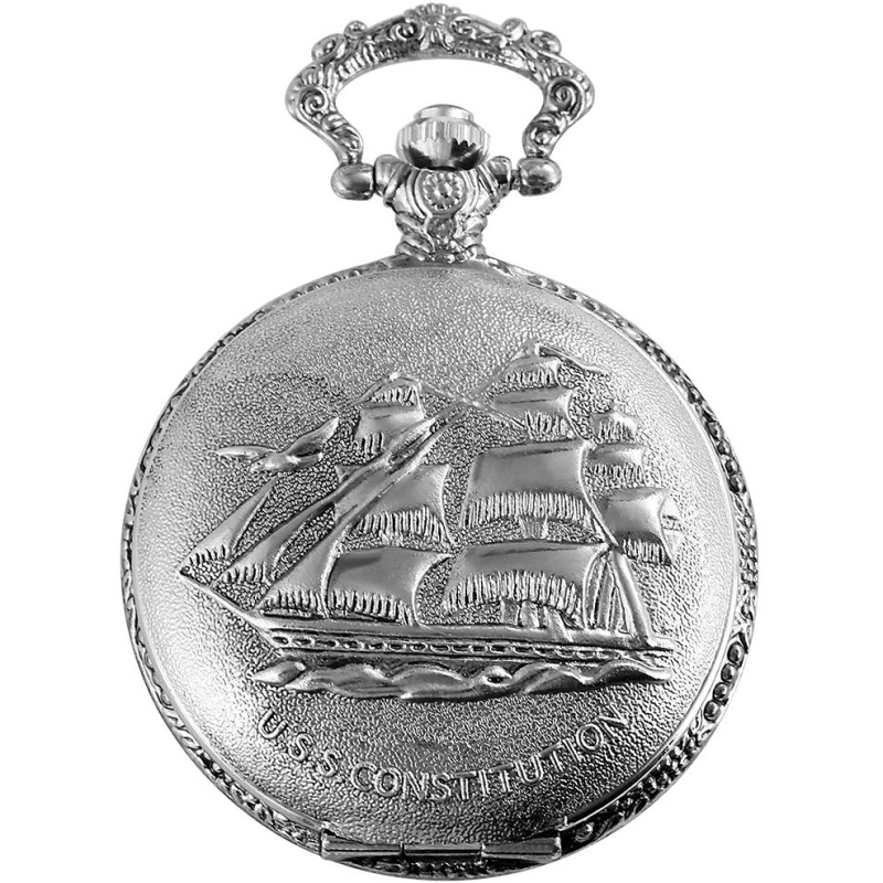 Verzierter Edelstahl-Ohrstecker, Steuerrad, Stein mit einem geprägten Bild des Segelschiffs USS Constitution auf dem Deckel. Das aufwendige Design umfasst eine detaillierte Darstellung der Segel und Takelage des Schiffs. Die verzierte Krone und der Bug der aus Edelstahl gefertigten Uhr verleihen ihr ein antikes Aussehen.