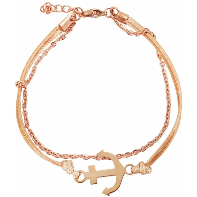 Ein zartes Armband mit einem Ankeranhänger aus Roségold. Der Anker ist an einer Kombination aus einer Roségoldkette und einer geflochtenen beigefarbenen Kordel befestigt und mit einem Karabinerverschluss gesichert. Das Design verbindet nautische Elemente mit der zeitlosen Eleganz von Akzenten aus Edelstahl.