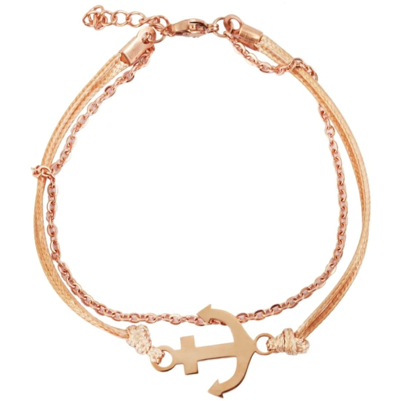 Ein zartes Armband mit einem Ankeranhänger aus Roségold. Der Anker ist an einer Kombination aus einer Roségoldkette und einer geflochtenen beigefarbenen Kordel befestigt und mit einem Karabinerverschluss gesichert. Das Design verbindet nautische Elemente mit der zeitlosen Eleganz von Akzenten aus Edelstahl.