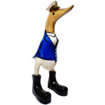 Eine ca. 25 cm große Holzfigur „Ente Kapitän“ aus Bambusholz blau/weiss/schwarz mit einer blauen Jacke, schwarzen Stiefeln und einer weißen Kapitänsmütze mit goldenem Emblem. Die Ente steht aufrecht und präsentiert ein skurriles und nautisches Thema.