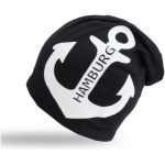 Eine schwarze Beanie-Mütze mit einem großen weißen Ankermotiv, auf dem der Schriftzug „HAMBURG“ vertikal entlang der Länge steht. Die City-Beanie „Hamburg“ Anker Mütze Maritim in verschiedenen Farben wirkt aus weichem Stoff und hat eine leicht lässige Passform. Der Hintergrund ist schlicht weiß.