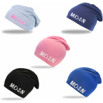 Bild von fünf Kinder Beanie Mützen mit MOIN Aufdruck Anker in verschiedenen Farben (Hellgrau, Dunkelblau, Rosa, Schwarz und Hellblau), die in einem kreisförmigen Muster angeordnet sind. Jede Beanie trägt das Wort „MOIN“ mit einem Ankersymbol, das den Buchstaben „I“ auf der Vorderseite ersetzt.