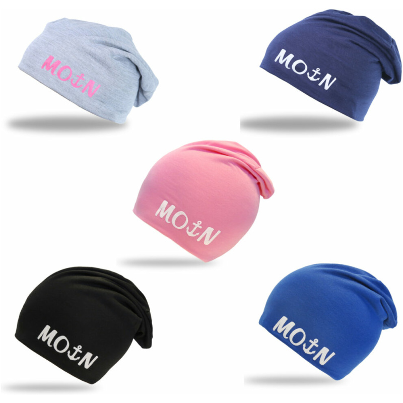 Bild von fünf Kinder Beanie Mützen mit MOIN Aufdruck Anker in verschiedenen Farben (Hellgrau, Dunkelblau, Rosa, Schwarz und Hellblau), die in einem kreisförmigen Muster angeordnet sind. Jede Beanie trägt das Wort „MOIN“ mit einem Ankersymbol, das den Buchstaben „I“ auf der Vorderseite ersetzt.