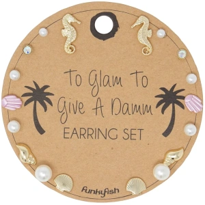 Ein runder Ohrringhalter aus Karton mit dem Text „To Glam To Give A Damn Earring Set“. Der Halter zeigt Bilder von zwei Palmen und ist mit verschiedenen dekorativen Elementen wie Perlen, Muscheln und Seepferdchen geschmückt. Der Markenname „funkyfish“ steht unten und betont das Kreolenpaar, Edelstahl „Fischgräte“.