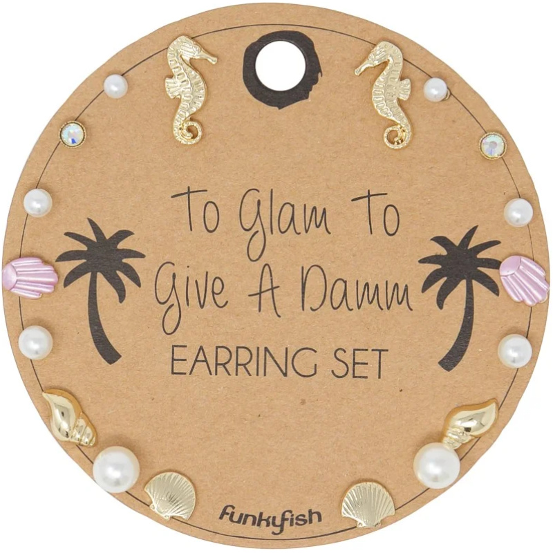 Ein runder Ohrringhalter aus Karton mit dem Text „To Glam To Give A Damn Earring Set“. Der Halter zeigt Bilder von zwei Palmen und ist mit verschiedenen dekorativen Elementen wie Perlen, Muscheln und Seepferdchen geschmückt. Der Markenname „funkyfish“ steht unten und betont das Kreolenpaar, Edelstahl „Fischgräte“.