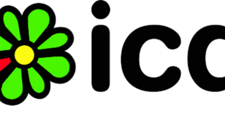 Das Bild zeigt das ICQ-Logo, das eine stilisierte Blume darstellt. Die altmodische Blume hat sechs grüne Blütenblätter, von denen eines teilweise rot ist, und eine gelbe Mitte. Neben der Blume steht der kleingeschriebene Text „icq“, der in fetter schwarzer Schrift geschrieben ist.