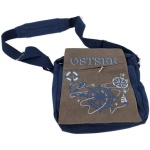 Eine marineblaue Umhängetasche mit brauner Klappe, die nautisch angehauchte Motive wie ein Steuerrad, einen Kompass und einen Anker sowie das Wort „OSTSEE“ in blauen Buchstaben zeigt. Die Tasche verfügt über einen verstellbaren Riemen und eine Reißverschlusstasche auf der Vorderseite, sodass Sie Ihren Raumduft Dünenzauber 100 ml (Glasflasche) + 5 x 11 cm perfekt bei sich tragen können, wenn Sie auf Entdeckungsreise sind.