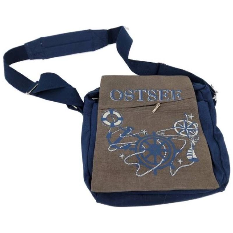 Eine marineblaue Umhängetasche mit brauner Klappe, die nautisch angehauchte Motive wie ein Steuerrad, einen Kompass und einen Anker sowie das Wort „OSTSEE“ in blauen Buchstaben zeigt. Die Tasche verfügt über einen verstellbaren Riemen und eine Reißverschlusstasche auf der Vorderseite, sodass Sie Ihren Raumduft Dünenzauber 100 ml (Glasflasche) + 5 x 11 cm perfekt bei sich tragen können, wenn Sie auf Entdeckungsreise sind.