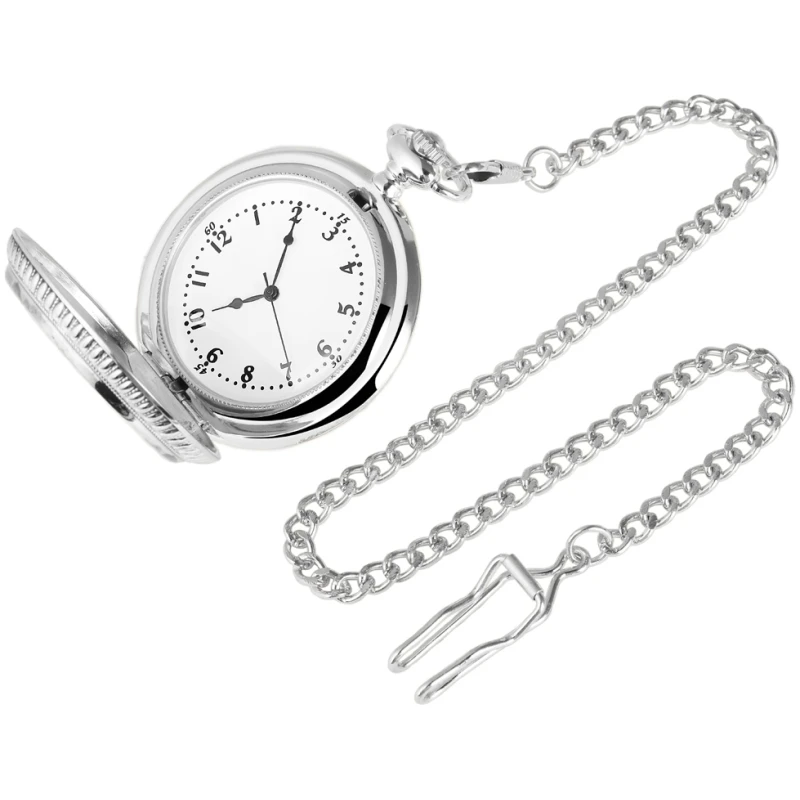 Eine silberne Excellanc Taschenuhr, silberfarben, Schiffsmodell mit befestigter Kette und Haken. Die Uhr hat ein weißes Zifferblatt mit schwarzen arabischen Ziffern und Zeigern, die die Zeit als 10:10 anzeigen. Der Uhrendeckel ist teilweise geöffnet und gibt den Blick auf das elegante Design des Zifferblatts frei.