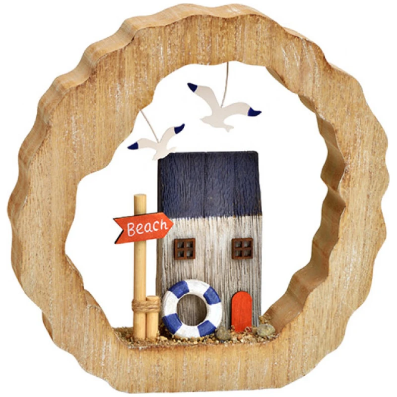 Ein dekoratives Holzornament mit einem kleinen Haus mit blauem Dach, weißen Wänden und braunen Details. Ein „Strand“-Schild, ein Rettungsring und zwei Möwen betonen die Szene. Das gesamte Arrangement ist in einen runden Holzrahmen mit gewellten Kanten eingefasst und zeigt die Handwerkskunst von AUTO-DRAFT.