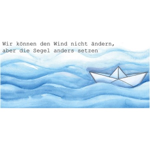 Eine minimalistische Illustration auf der Platzdecke maritim „Dat Heet Moin“ 44x30cm zeigt ein Papierboot, das auf sanften blauen Wellen schwimmt. Der Hintergrund ist weiß, mit dem deutschen Text „Wir können den Wind nicht ändern, aber die Segel anders setzen.“ oben geschrieben. Dieses maritime Design verkörpert Gelassenheit und Einfachheit mit dem Satz „Dat Heet Moin“.