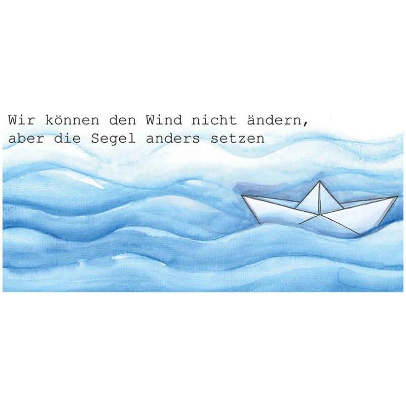 Eine minimalistische Illustration auf der Platzdecke maritim „Dat Heet Moin“ 44x30cm zeigt ein Papierboot, das auf sanften blauen Wellen schwimmt. Der Hintergrund ist weiß, mit dem deutschen Text „Wir können den Wind nicht ändern, aber die Segel anders setzen.“ oben geschrieben. Dieses maritime Design verkörpert Gelassenheit und Einfachheit mit dem Satz „Dat Heet Moin“.