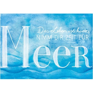 Text auf blauem Hintergrund mit Wellenmuster. Der Text ist auf Deutsch und lautet: „Das Leben ist kurz, NIMM DIR ZEIT FÜR Meer.“ Das Wort „Meer“ ist in großen, weißen Buchstaben hervorgehoben und verleiht der Platzdecke maritim „Dat Heet Moin“ 44x30cm ein maritimes Flair.