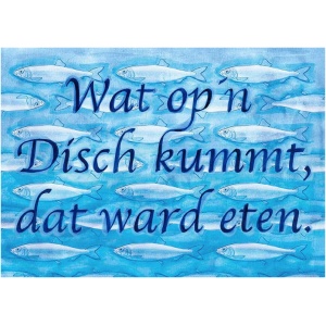 Das Bild zeigt eine Anordnung von illustrierten Fischen, die vor einem blauen Hintergrund schwimmen. Über den Fischen ist ein Text in einer stilisierten Schriftart mit der Aufschrift „Wat op'n Disch kummt, dat ward eten“ zu sehen. Diese maritim gestaltete Platzdecke „Dat Heet Moin“ misst 44 x 30 cm und verleiht jedem Tisch einen nautischen Charme.