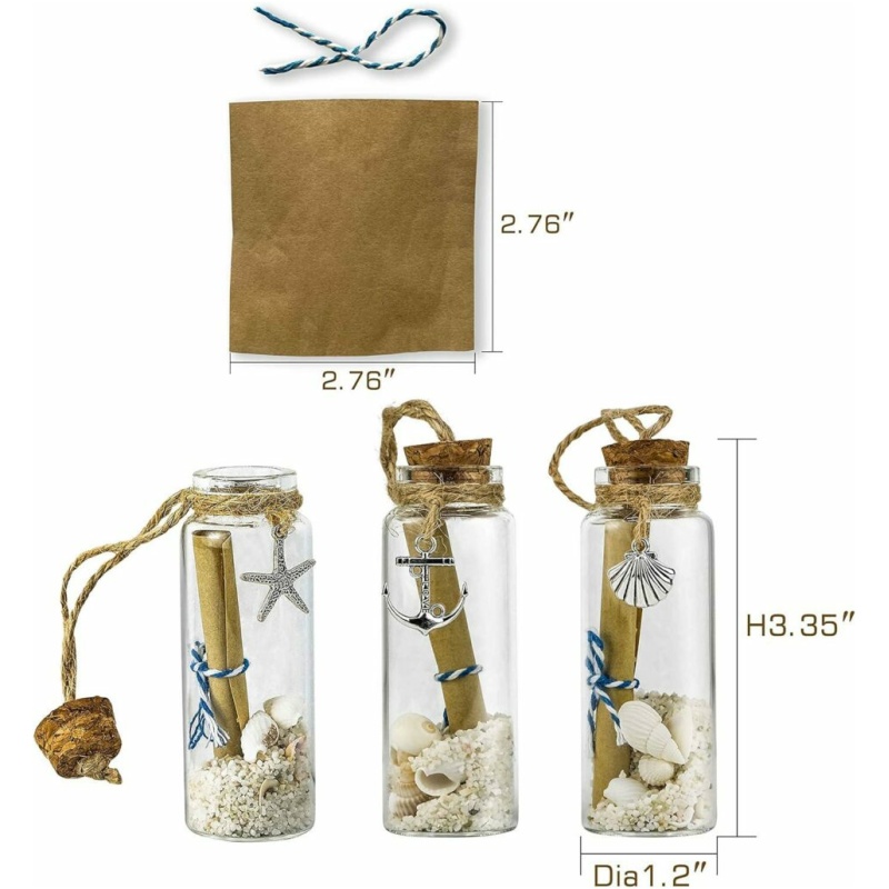 Set von drei Glasflaschen mit Muscheln, Sand und kleinen Botschaften, dekoriert mit Schnur und Anhängern, ideal für maritime Dekoration.